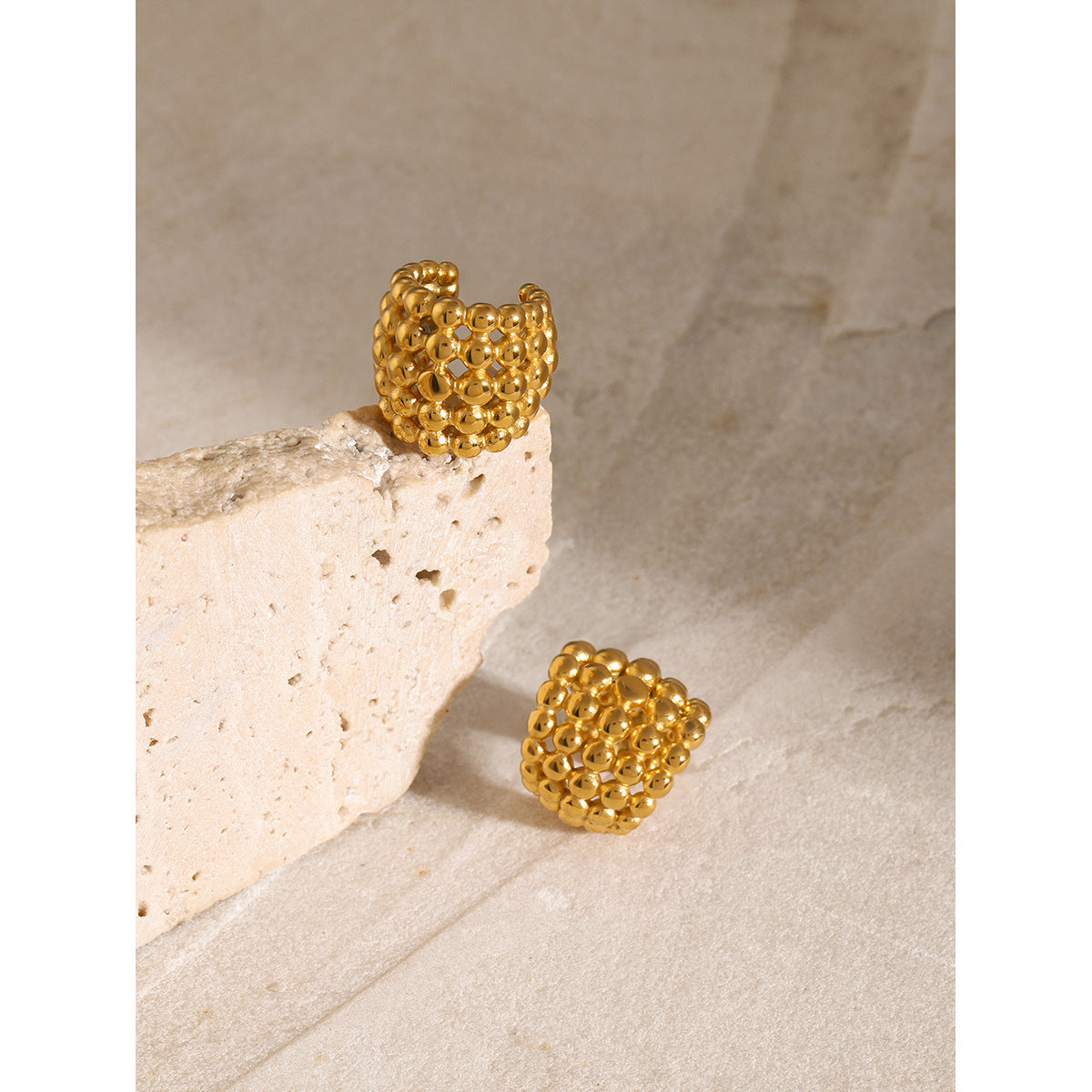 Smooth steel bead honeycomb ear clip