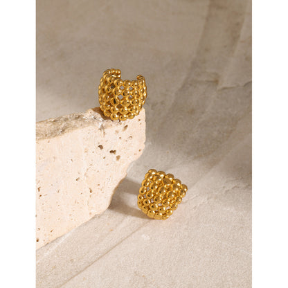 Smooth steel bead honeycomb ear clip
