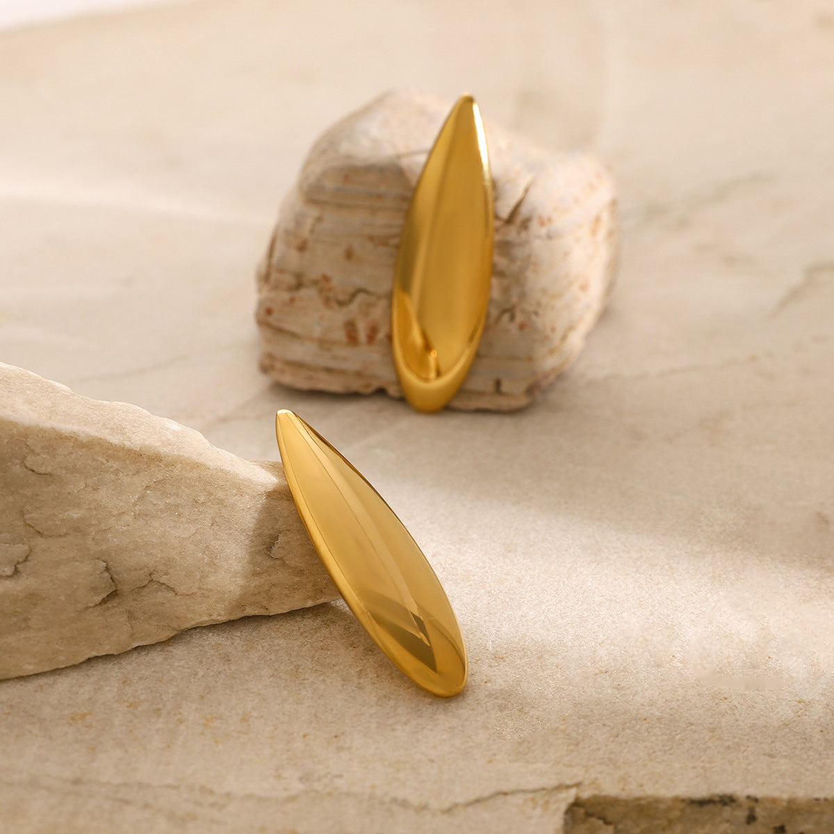 Glossy teardrop earrings