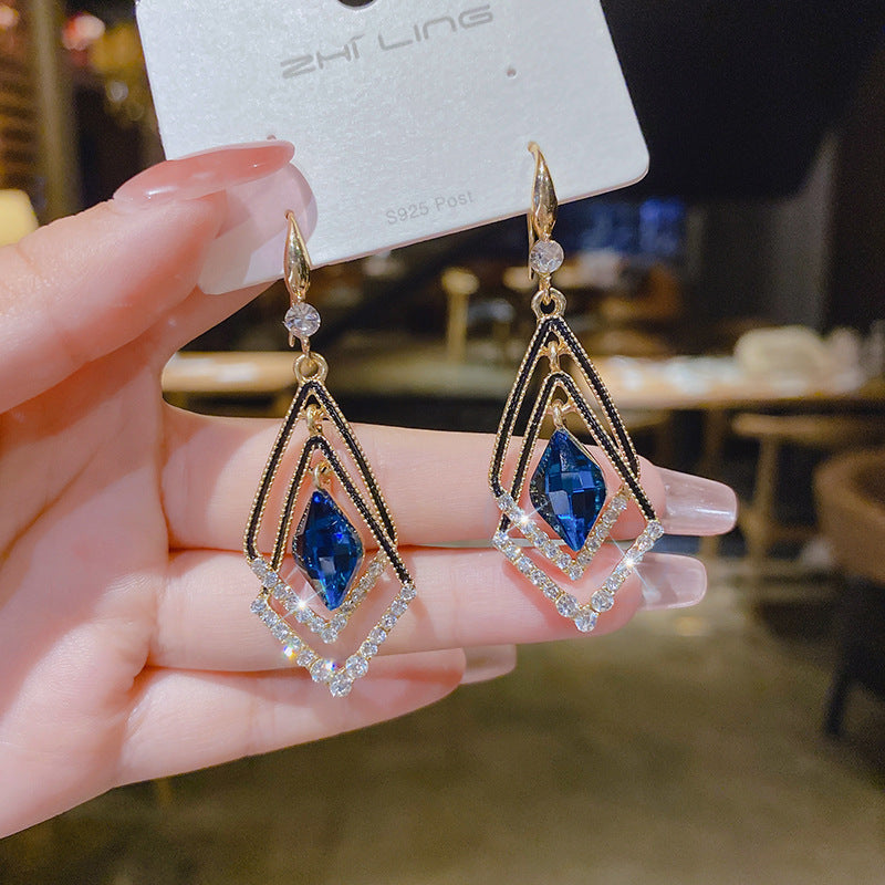 Pendientes de rombos de doble capa de cristal rojo. 