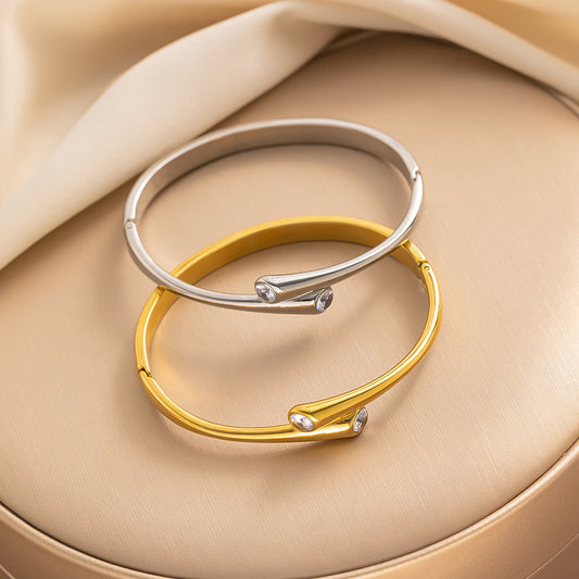 Pulseira moderna de ouro, cruz irregular, estilo amplo 