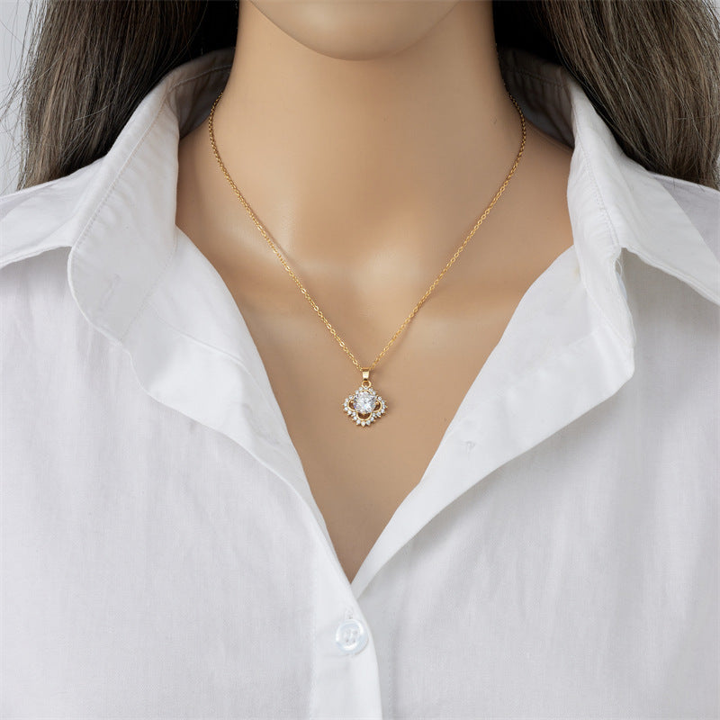 Women's Retro Micro-Inlaid 18K Gold Titanium Steel Collarbone Necklace