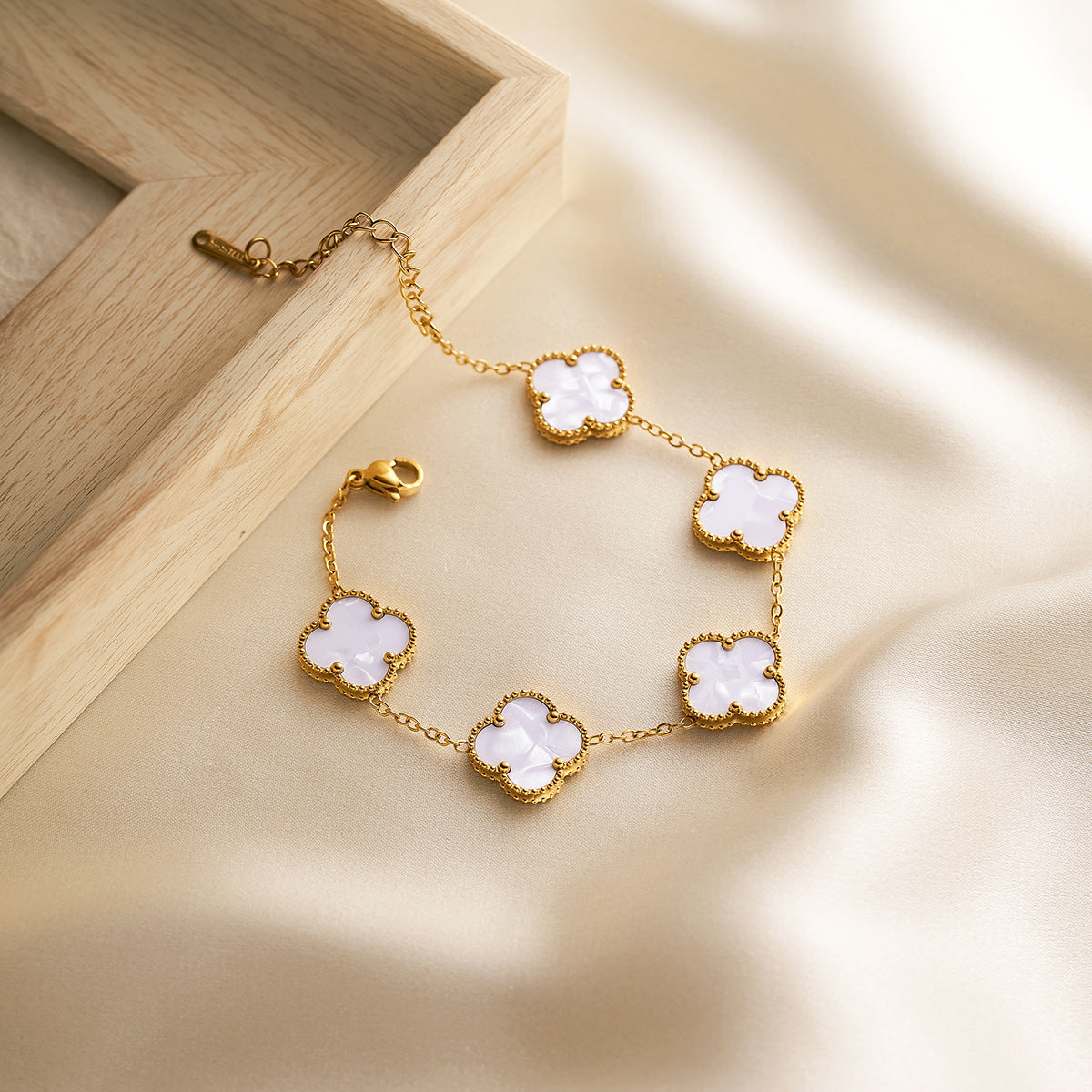 15mm 18K Gold Double-Sided Clover Necklace — Flower & Diamond on Grooved Collarbone Chain