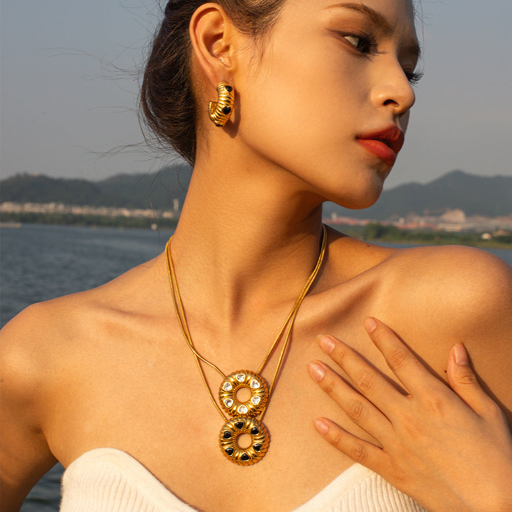 Black zircon breaded O-shaped pendant necklace