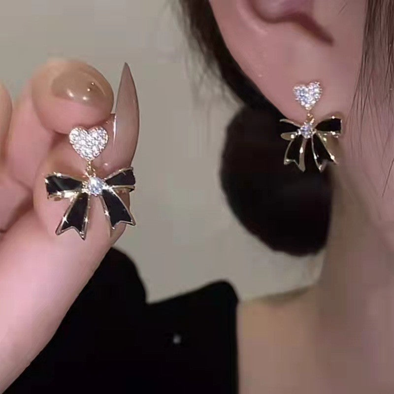 Pendientes sencillos de amor con lazo negro 
