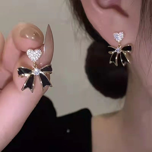 Pendientes sencillos de amor con lazo negro 