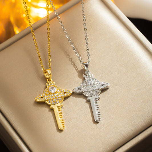 Colar Vivienne Full Diamond Saturn Key, design moderno 