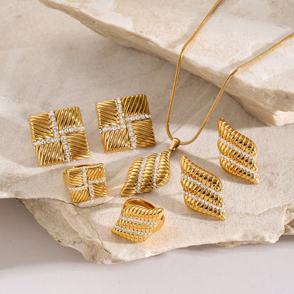 Anillo de diamantes de imitación con rosca de plumas 