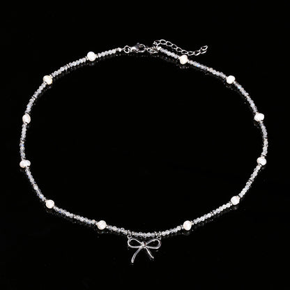 Collar de perlas barrocas de color gris natural con forma de luna 