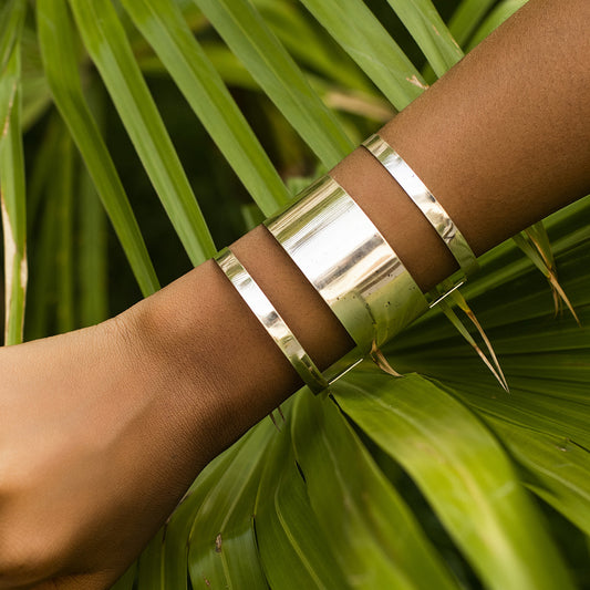 Open metal smooth coil bracelet