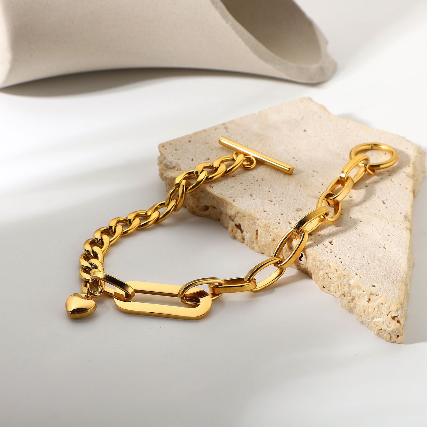 Pulsera con hebilla OT y colgante de corazón pequeño 