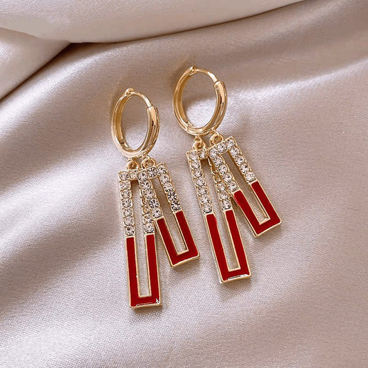 Pendientes con esmalte en forma de gota de color rojo, blanco y negro. 