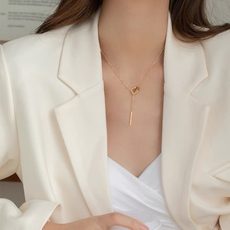 Square interlocking fringed necklace