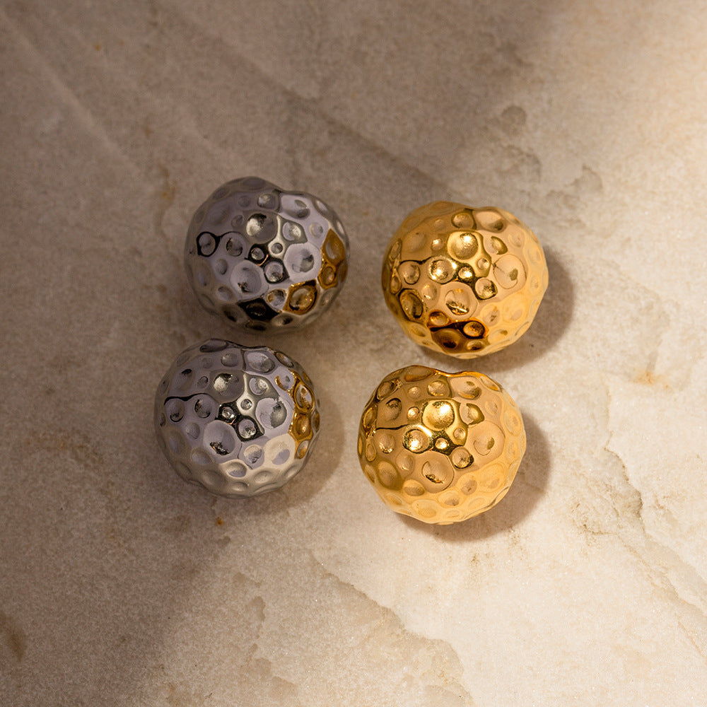 Spherical hammered gold earrings with zircon