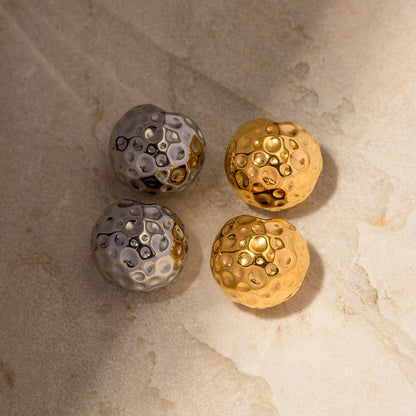 Spherical hammered gold earrings with zircon