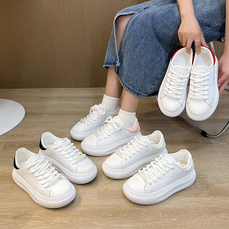 Zapatos blancos pequeños, zapatos de pan casuales, zapatillas deportivas de nicho. 