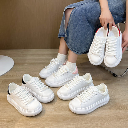 Zapatos blancos pequeños, zapatos de pan casuales, zapatillas deportivas de nicho. 