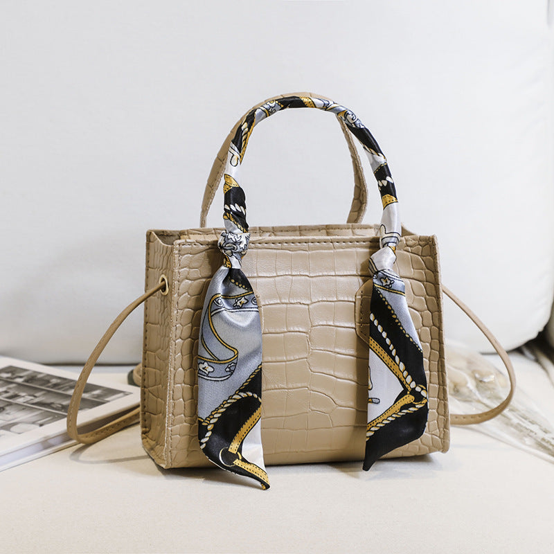 Rhombus chain crocodile pattern oblique span bag