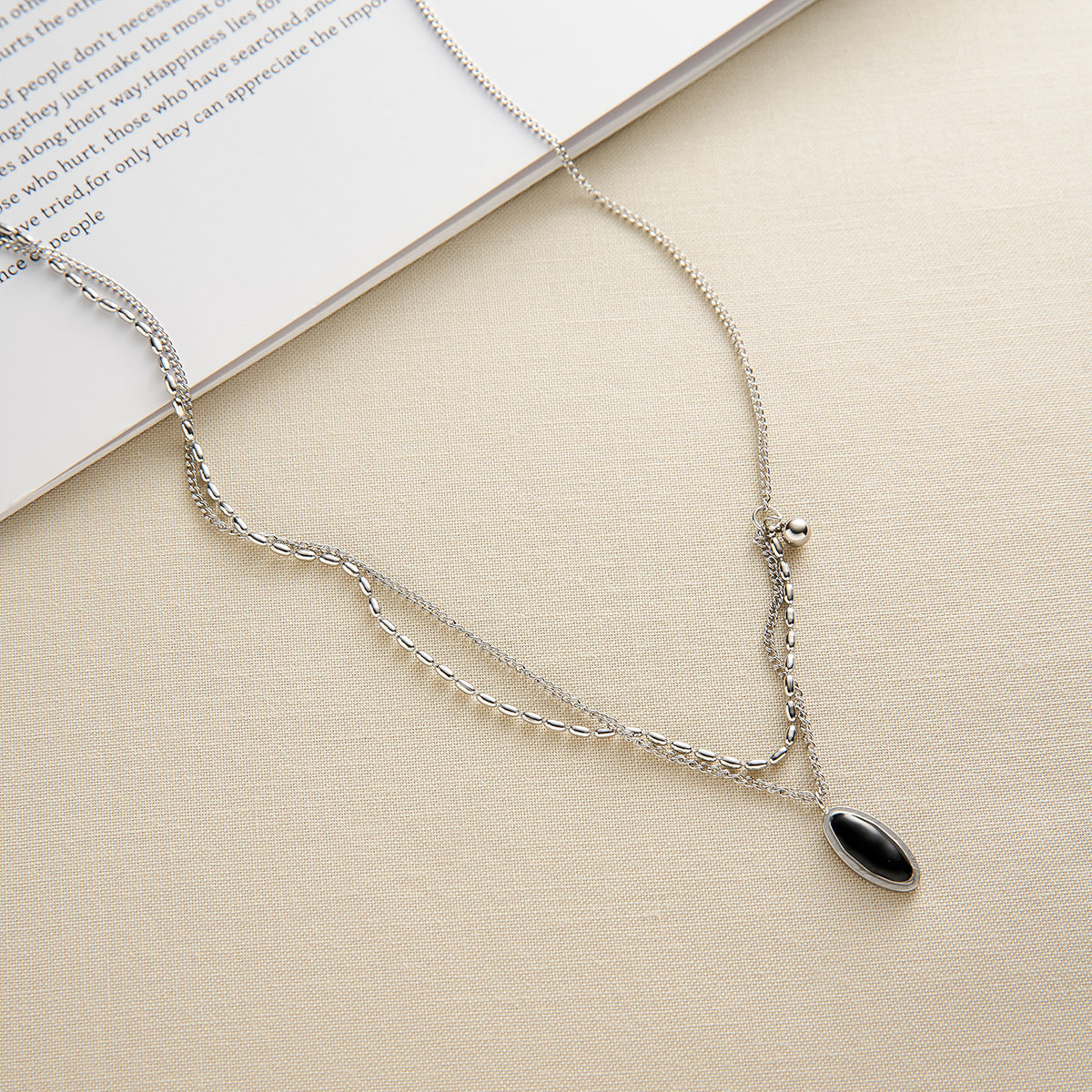 Women's Double-Layer Oval Black Pendant Collarbone Necklace — Spliced Rice Chain