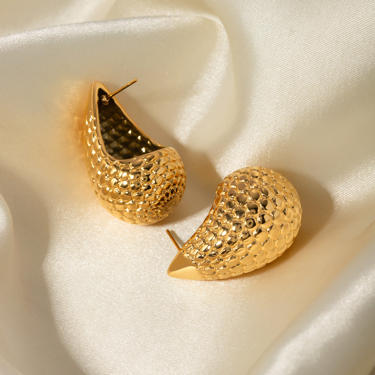 Teardrop-shaped titanium earrings