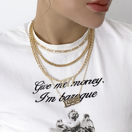Collar con letras apiladas estilo punk 