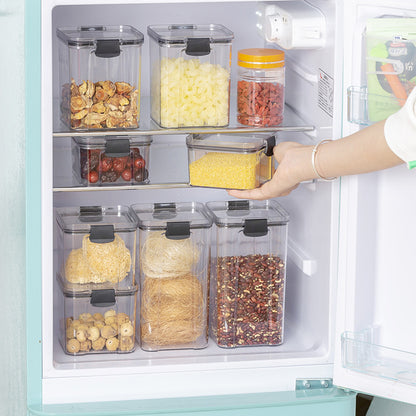 Contenedor sellado, plástico transparente apto para uso alimentario. 