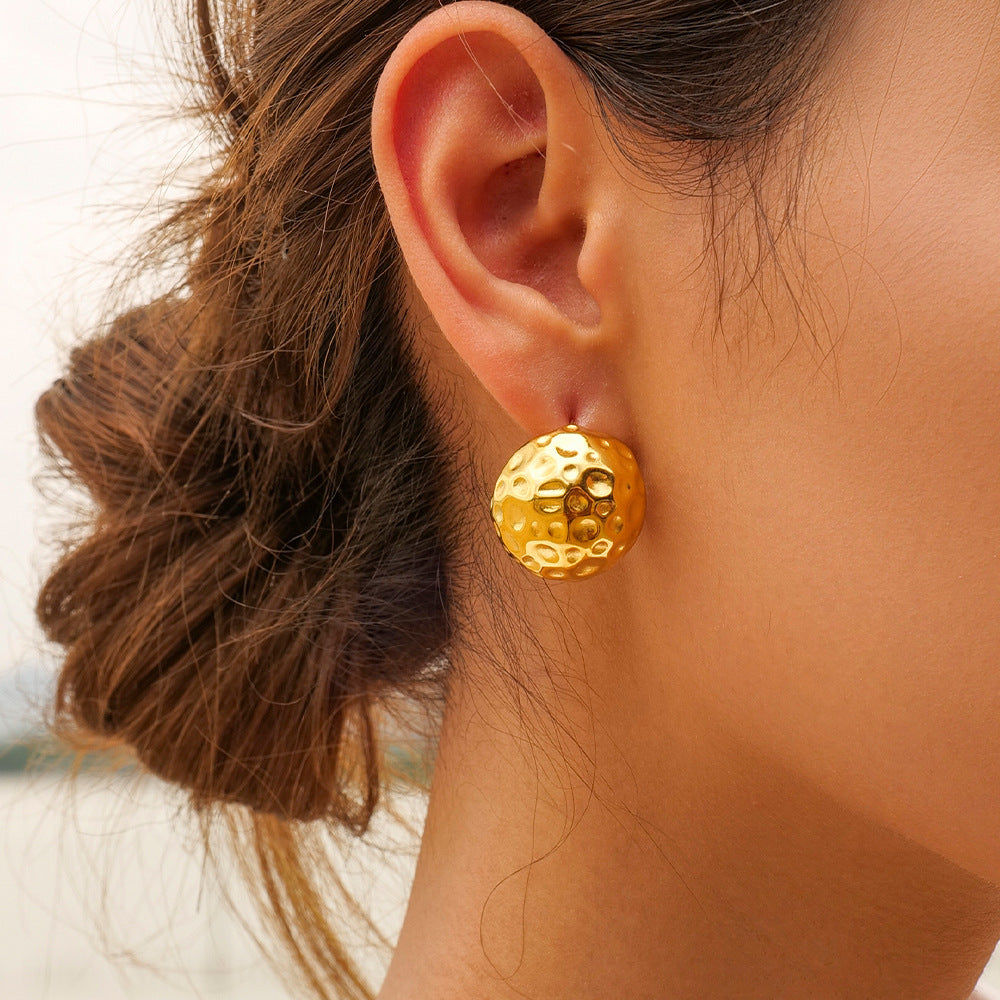 Spherical hammered gold earrings with zircon