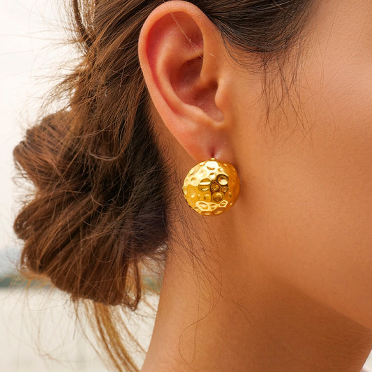Spherical hammered gold earrings with zircon