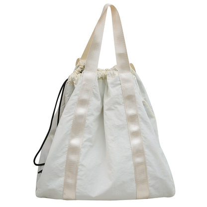 Mochila de mano en tejido de nailon de color liso 