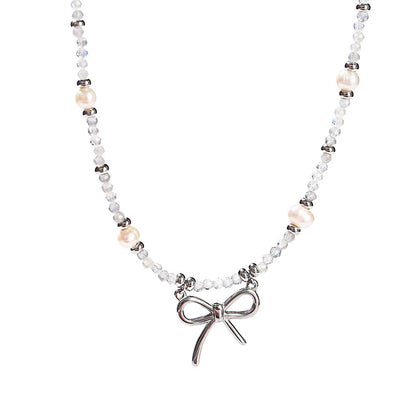 Collar de perlas barrocas de color gris natural con forma de luna 