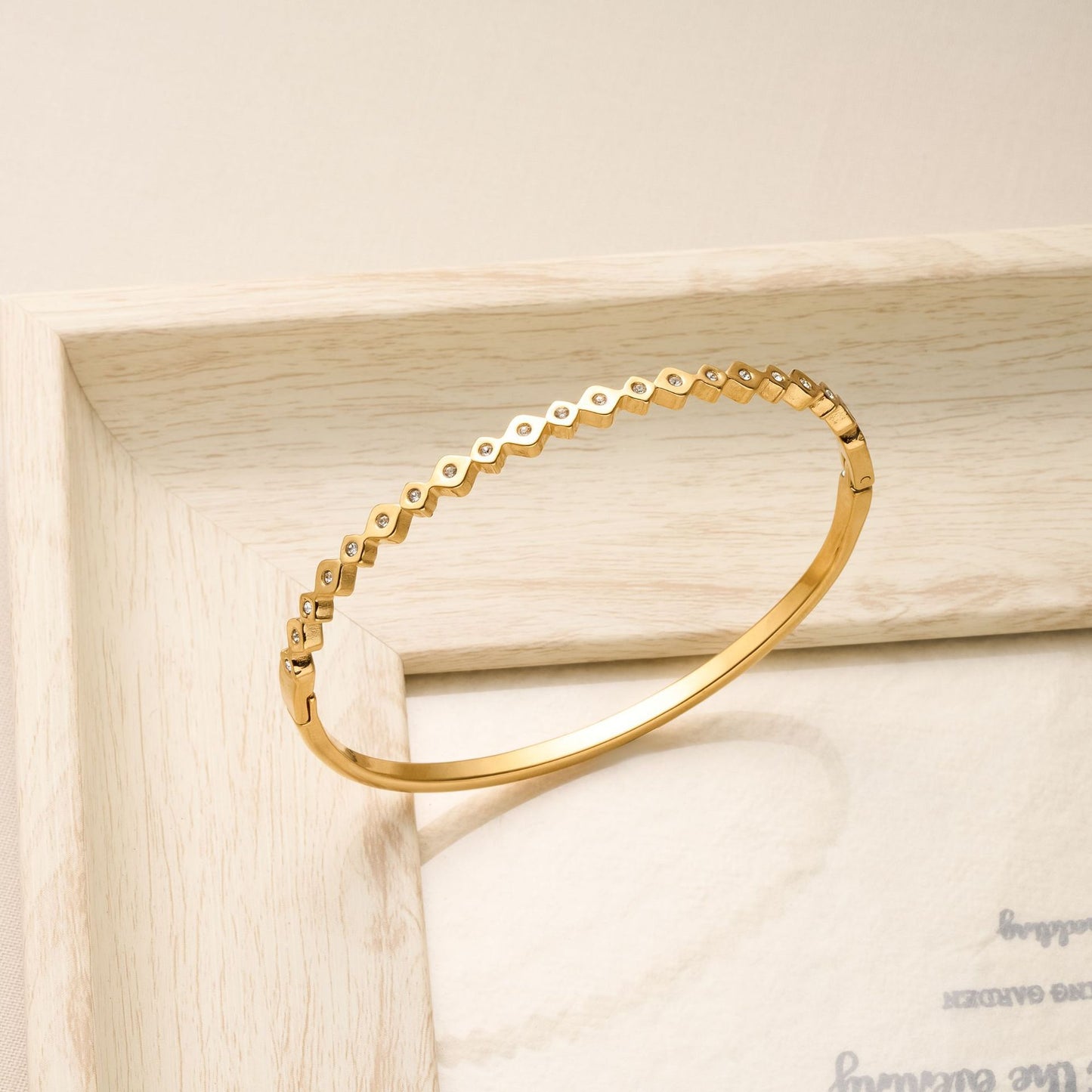 Rhombus Buckle Row Diamond Bracelet