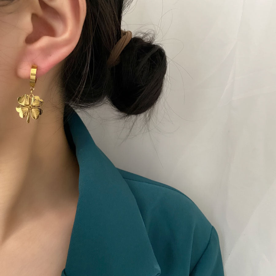 Women's Titanium Steel Four-Leaf Clover Earrings — Light Luxury Fade-Resistant