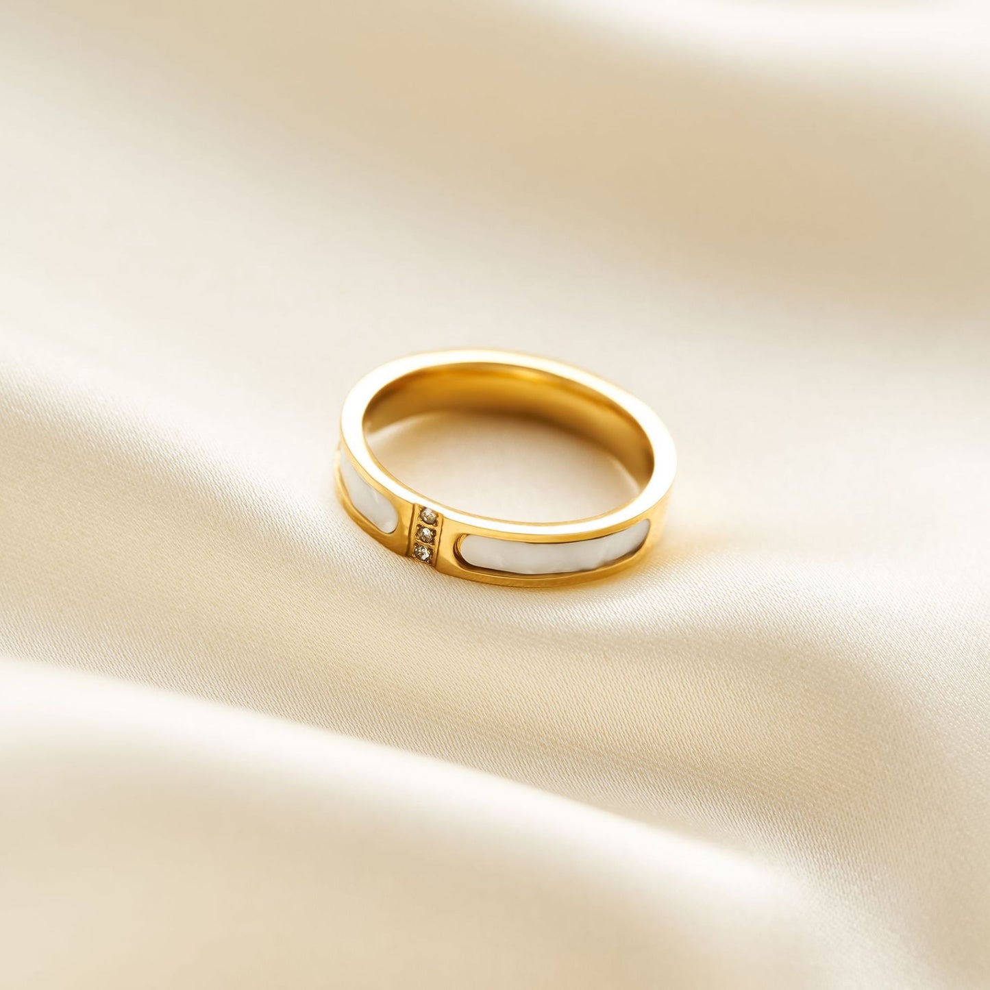 18K Gold White Shell Diamond Ring