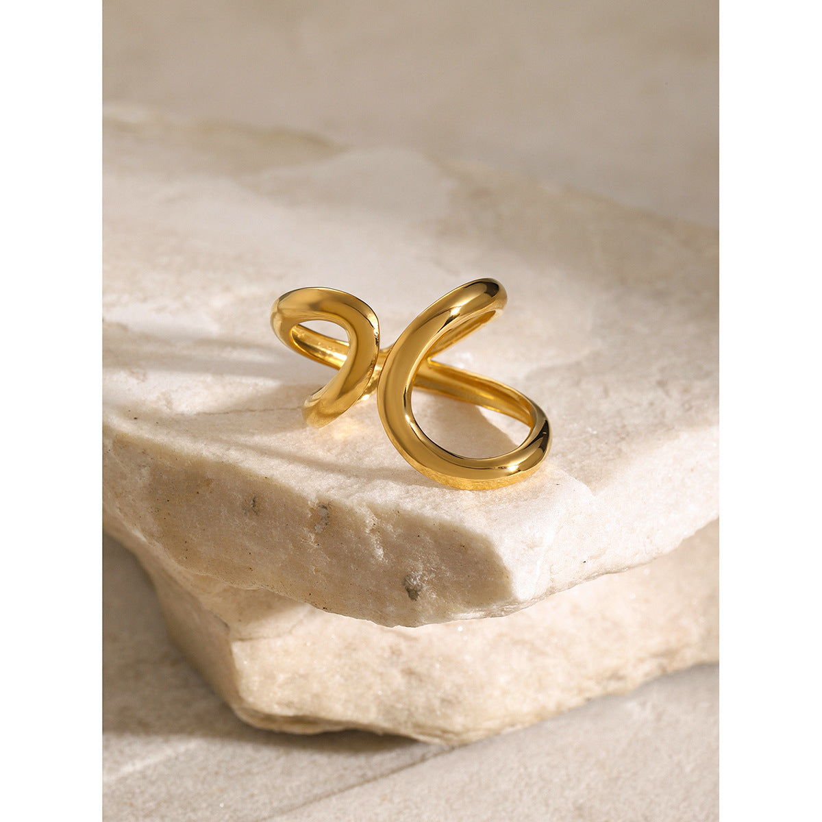 Anillo de acero inoxidable en oro pulido de 18k 