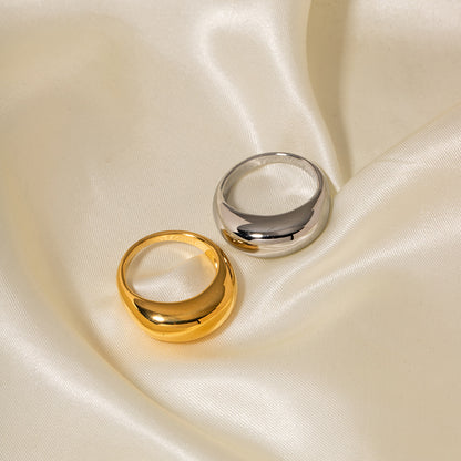 Anillo de acero de titanio curvo redondo liso 