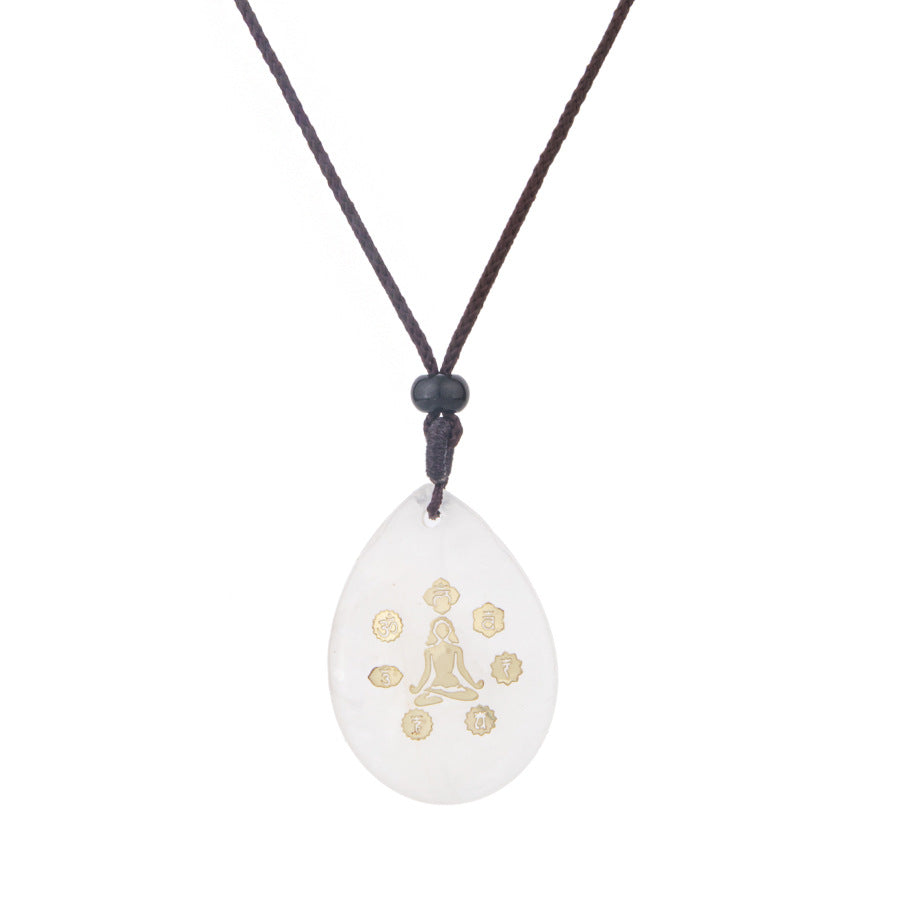 Colar com pingente de ioga gravado em cristal 