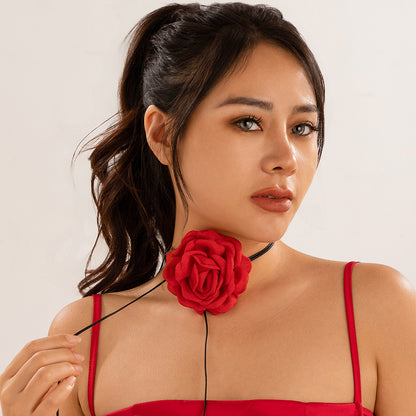 Collar de hilo encerado de cuero con flor de rosa roja 