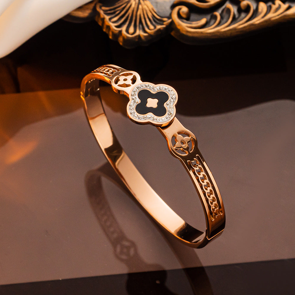 Pulseira oca com letras de trevo da sorte em aço titânio 