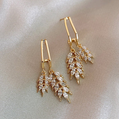 Pendientes de mujer con espigas de trigo llenas de diamantes