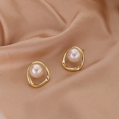 Pearl stud earrings for women in autumn and winter