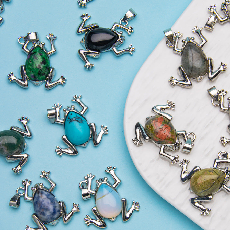 Colar com pingente de sapo em liga de cristal 