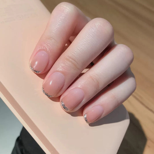 Uñas postizas francesas cortas con degradado en moca 