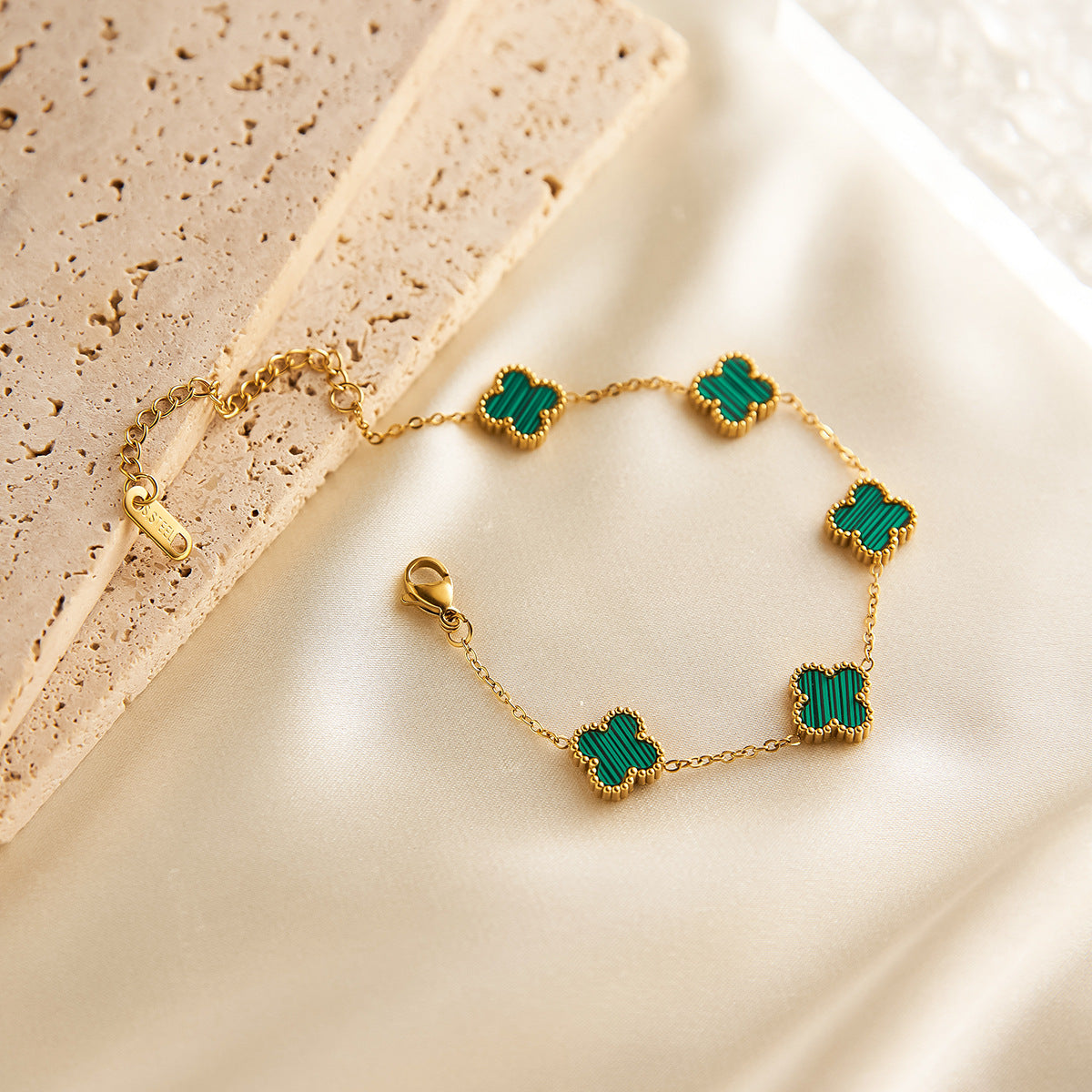 15mm Titanium Steel Double-Sided Four-Leaf Clover Bracelet with White Shell