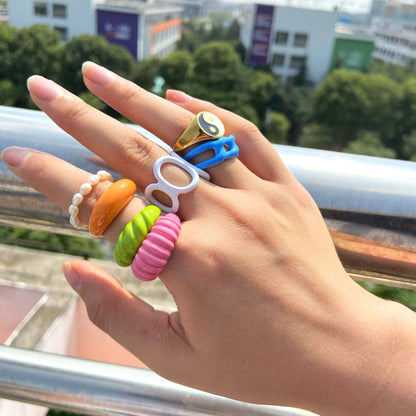 Anillos de moda en colores caramelo 