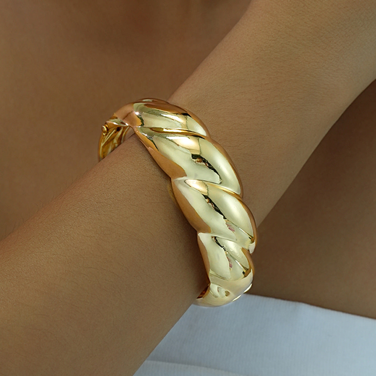 Streamline Metal Hug Spring Bracelet