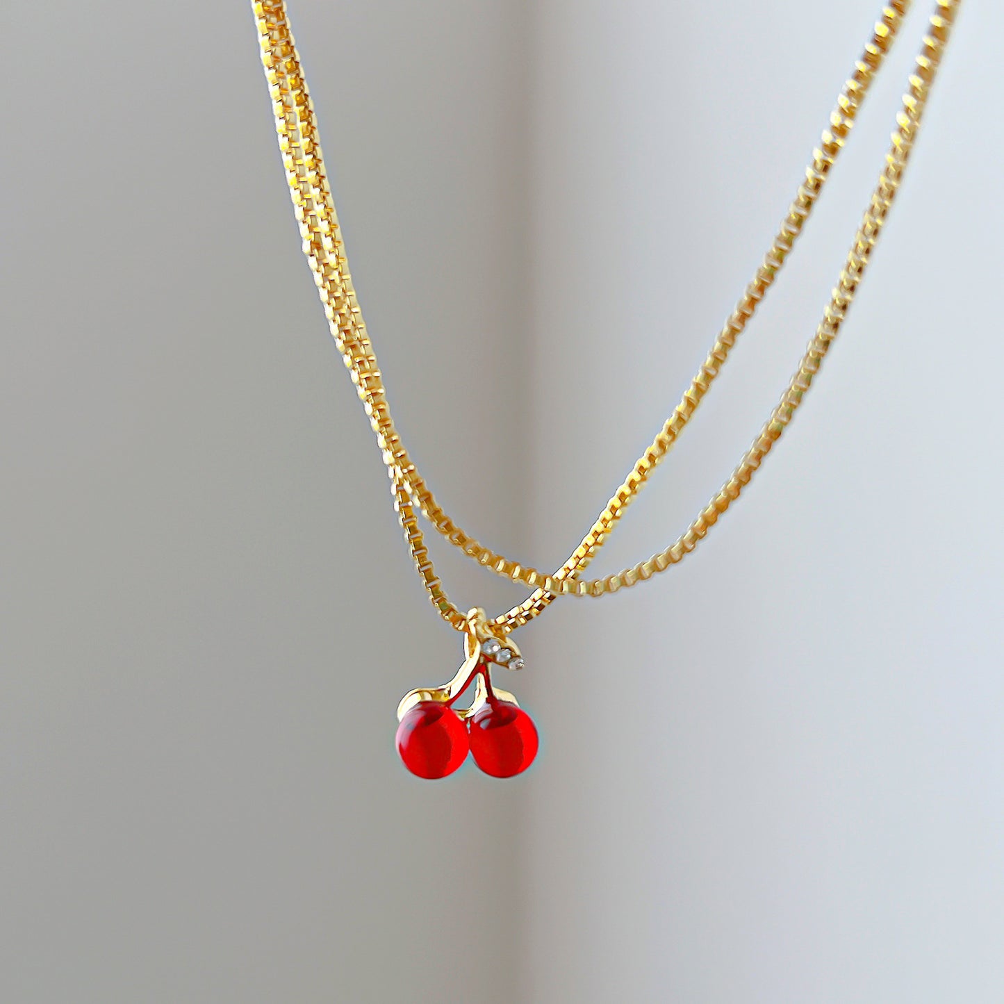 Collar con colgante de cereza roja 