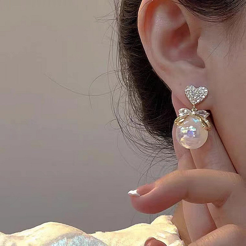 Pendientes de perla grande con forma de corazón de melocotón.