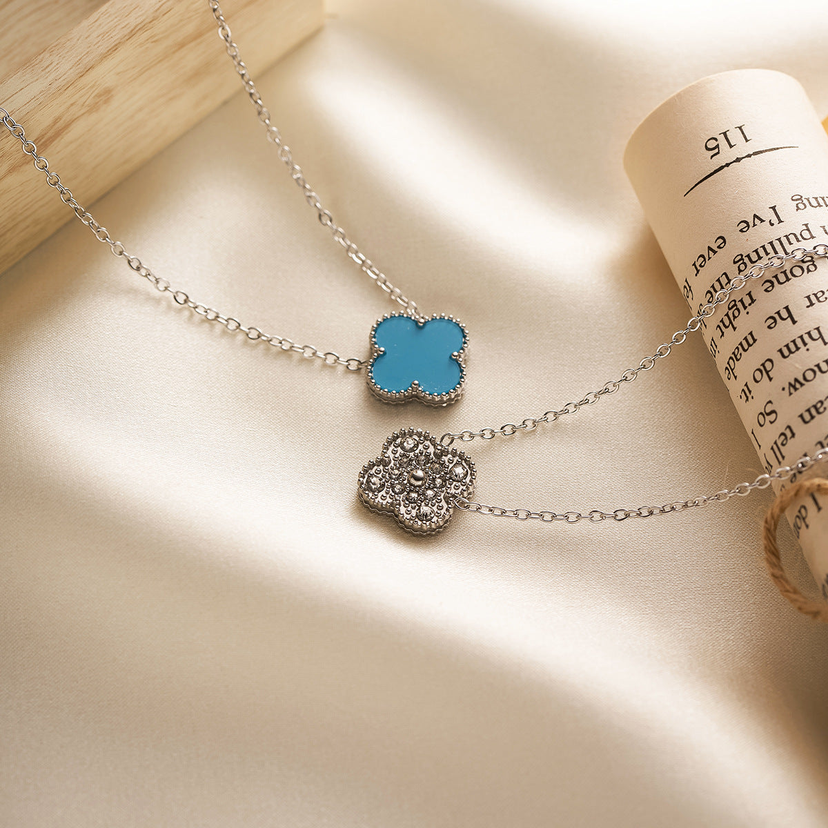 15mm 18K Gold Double-Sided Clover Necklace — Flower & Diamond on Grooved Collarbone Chain