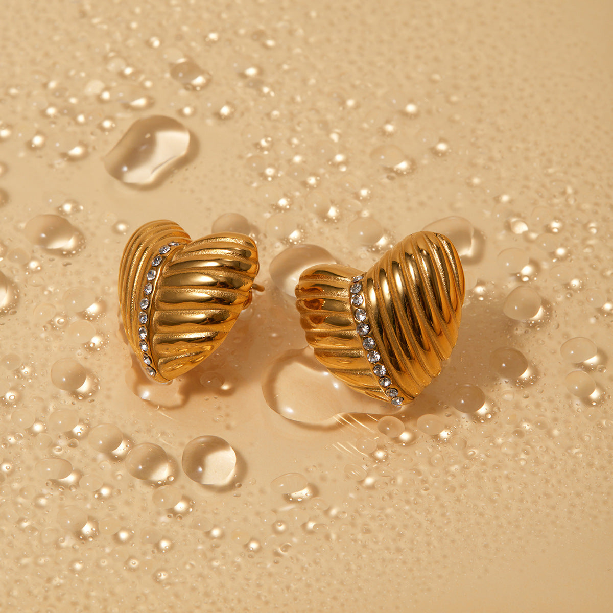 Pendientes con textura de diamantes y corazón acanalado 