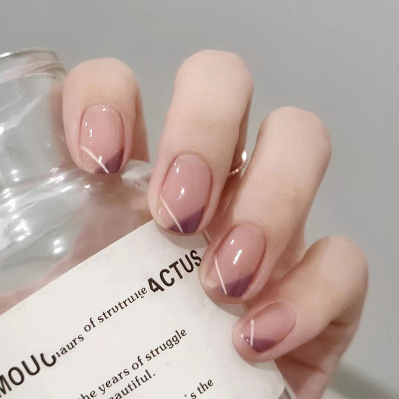 Uñas francesas con triángulos morados 